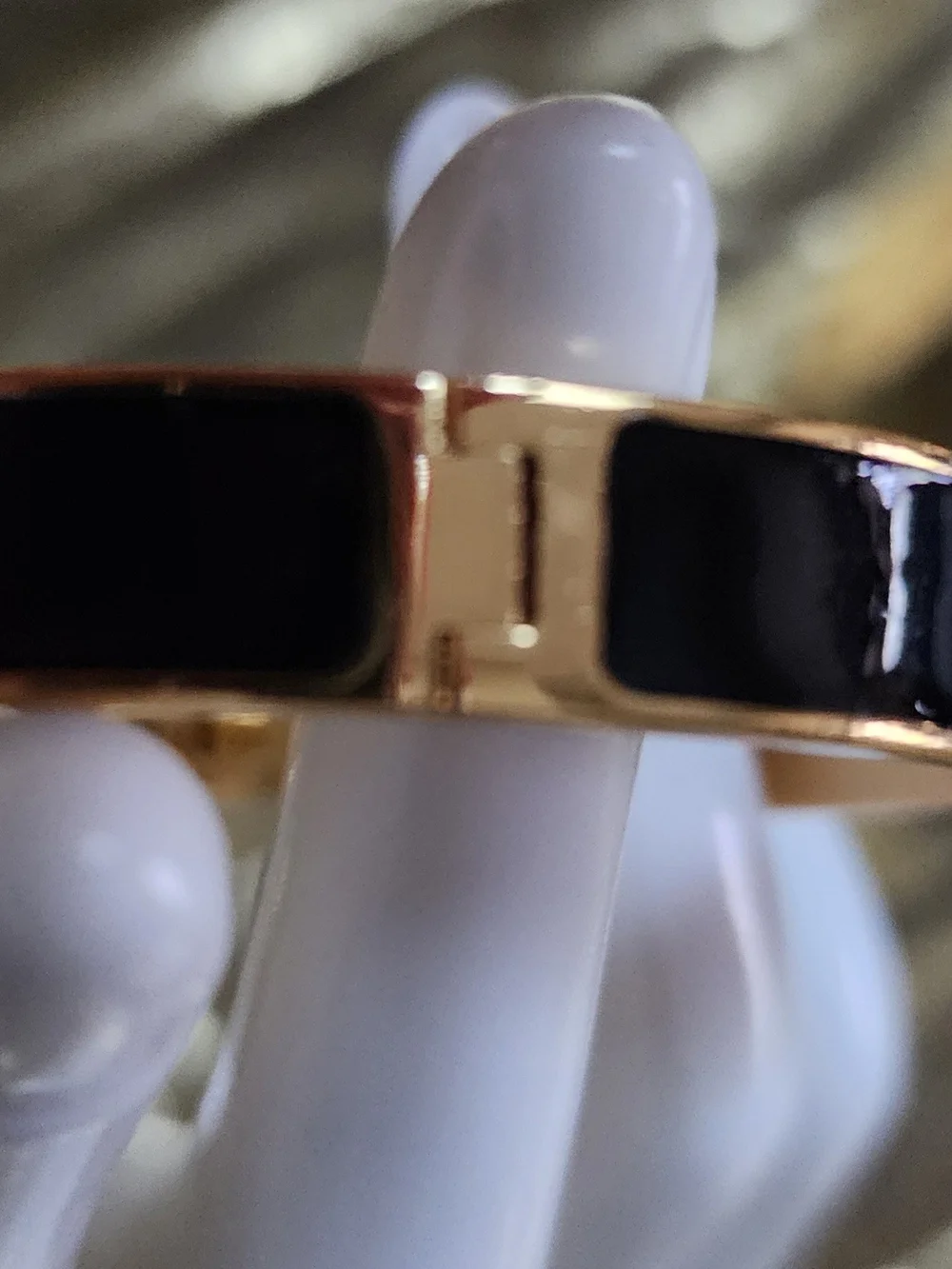 Kate‎ Spade Black Enamel and Gold-Tone Spade Bangle Bracelet. - Picture 4 of 8